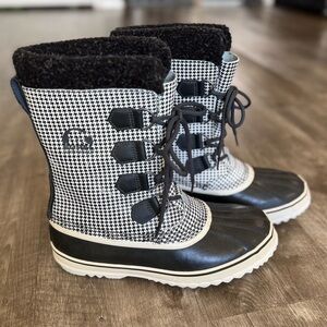 Sorel Black and White Houndstooth 1964 Pac Boot Women’s size 9